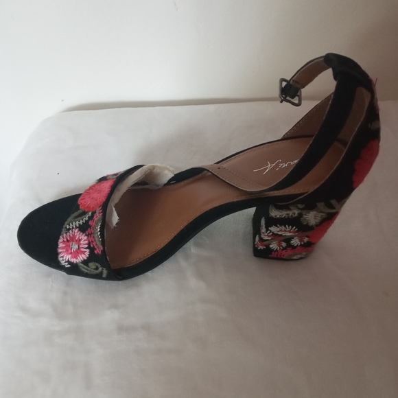 Stunning Mira A. Block Heel Sandals - Picture 9 of 10